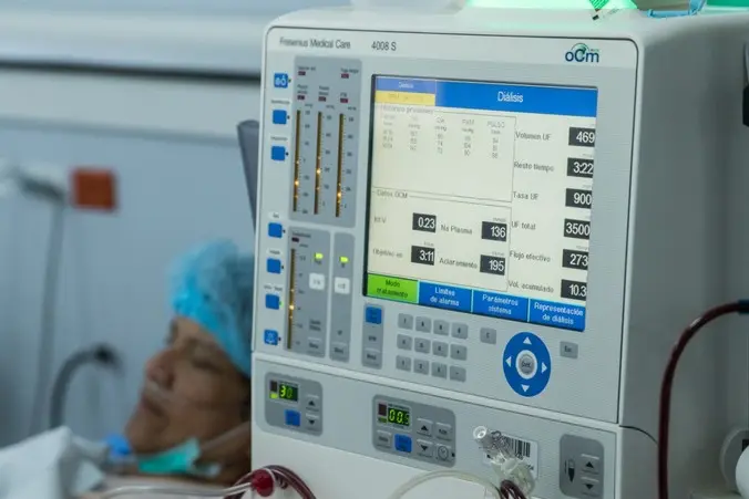 Tratamiento con la máquina de diálisis en el Centro Médico de Especialidades Cardiorenal